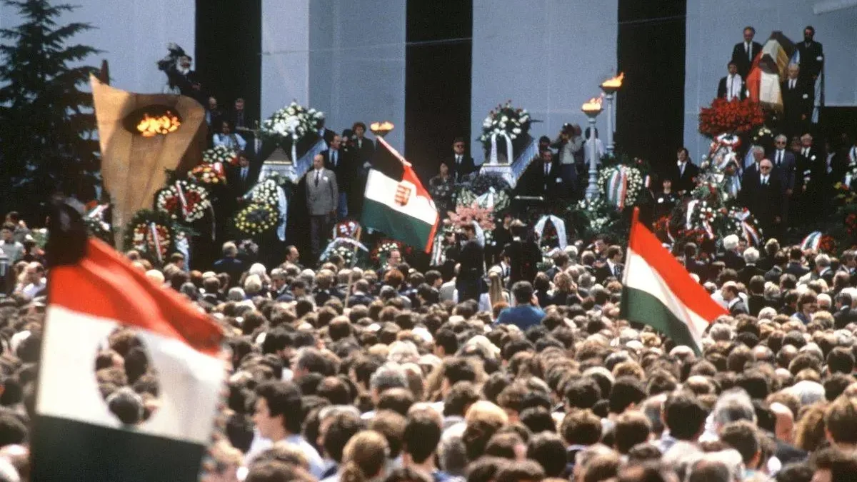 Negyedmillióan vettek részt az 56-os kivégzettek újratemetésén 1989-ben | Kép forrása: origo.hu
