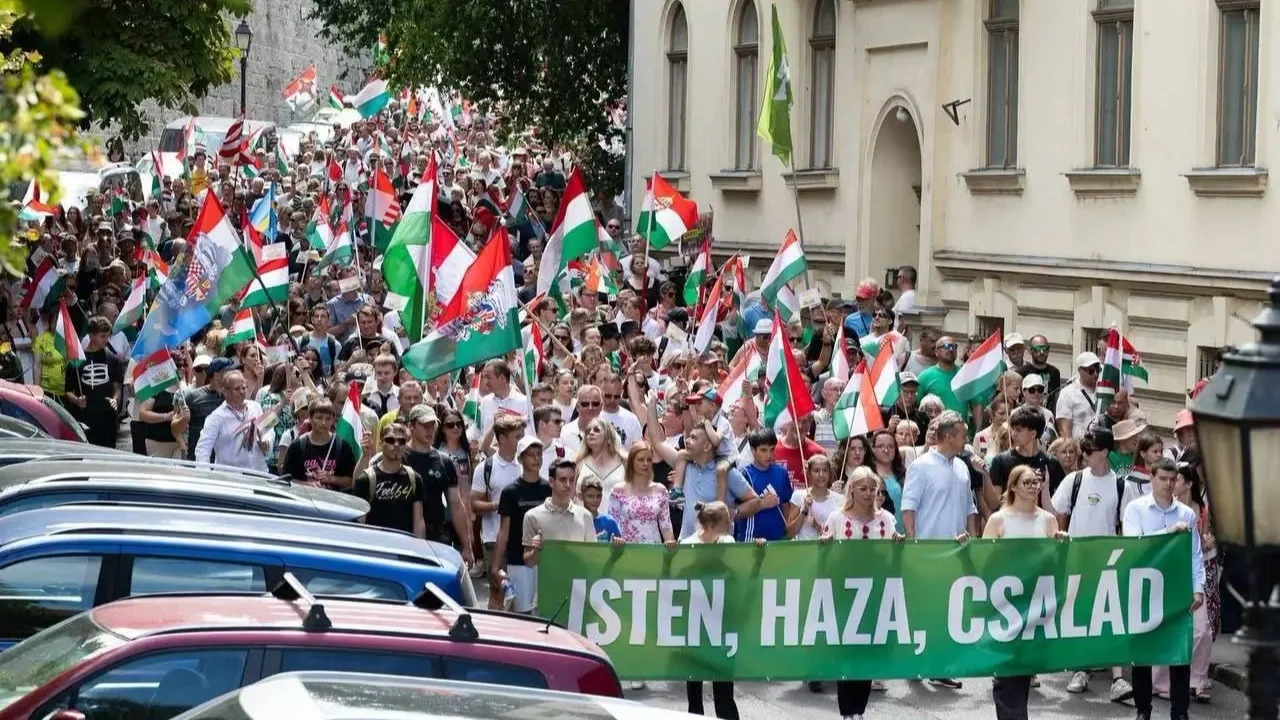 Ezrek vonultak a Családi Büszkeség Menetén