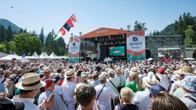 A tusványosi szabadegyetem egyik előadása, 2022-ben | Kép forrása: becsinaplo.eu