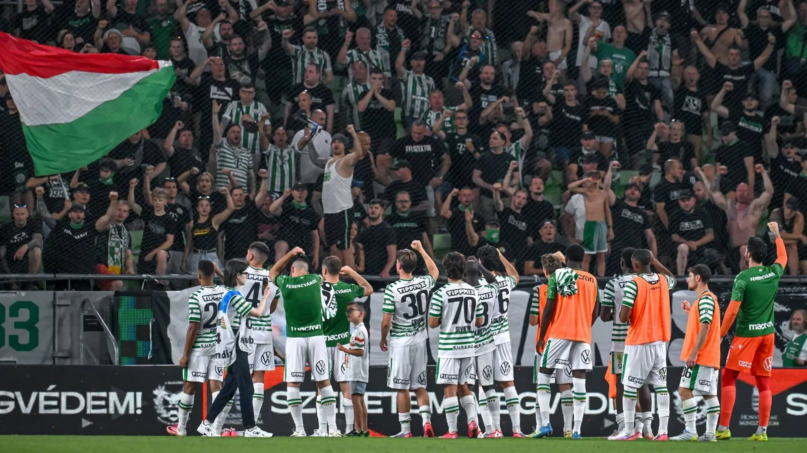 A Ferencváros játékosai ünneplik a győzelmet a szurkolótábor előtt a Groupama Arénában | Kép forrása: Fradi Média