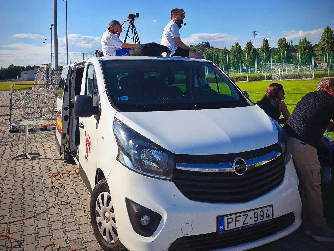 Csapatbusz és közvetítőkocsi / Fotó: Lipták Tamás