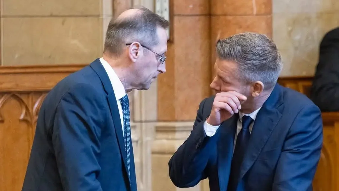 A kormány nem szólhat bele a jegybank működésébe – mondta Kármán András pénzügyminiszter, de ki hiszi el, hogy nem Magyar Péter diktál, akár az MNB-elnök leváltásával is fenyegetőzve?