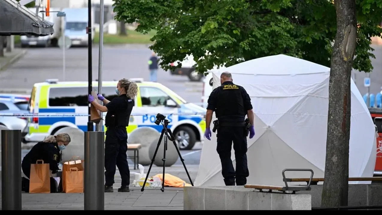 Rendőrök helyszínelnek egy lövöldözés után a Stockholm déli részén fekvő Farstában -  Fotó: Anders Wiklund / TT News Agency / AP