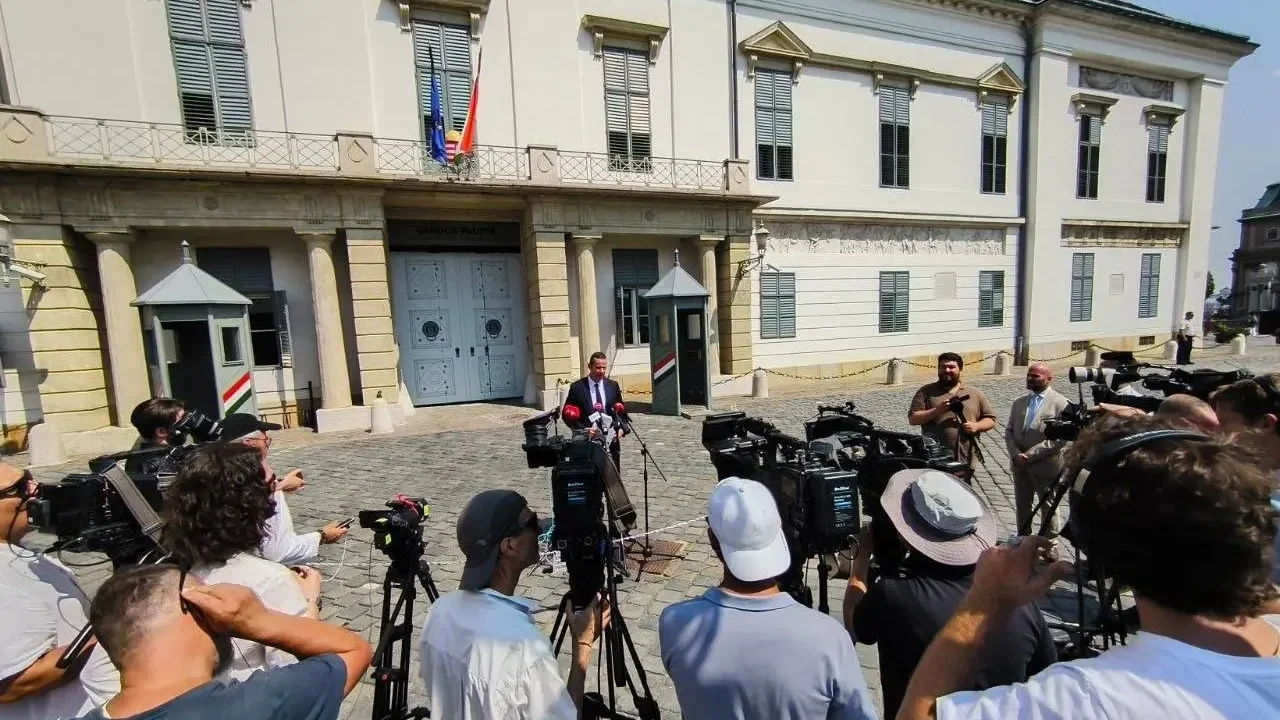 A Mi Hazánk sajtótájékoztatója a Sándor-palotánál | Fotó: Magyar Jelen