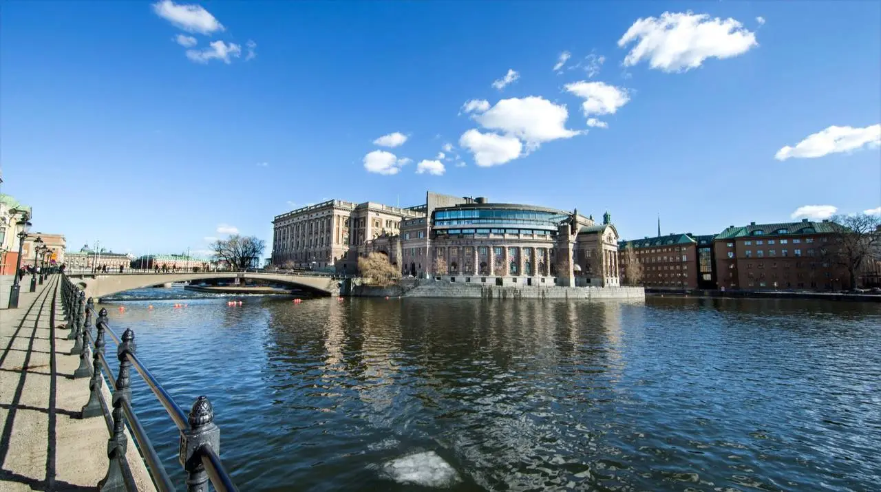 A svéd parlament, a Riksdag. A törvényhozás 2026. augusztus 13-án döntött a fiatalkorú elkövetőkre vonatkozó büntetőjogi szabályok szigorításáról. Fotó: Sveriges riksdag / Camilla Svensk