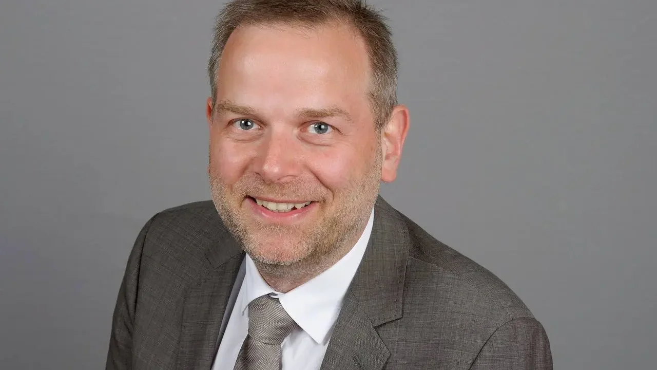 Leif-Erik Holm, az AfD mecklenburg–elő-pomerániai vezetője és miniszterelnök-jelöltje. Az AfD 38,2 százalékkal megnyerte a tartományi választást.  Fotó: Jonas Rogowski/Wikimedia Commons – CC BY-SA 4.0