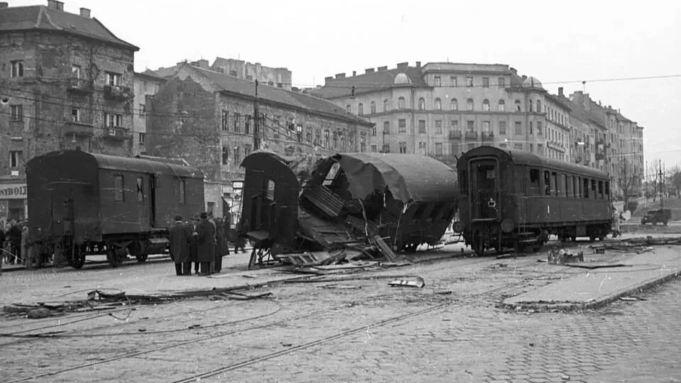 Széna tér. A Déli pályaudvarról odavontatott vagonokból épített barikád | Kép forrása: Nagy Gyula/Fortepan (képszám: 24641)