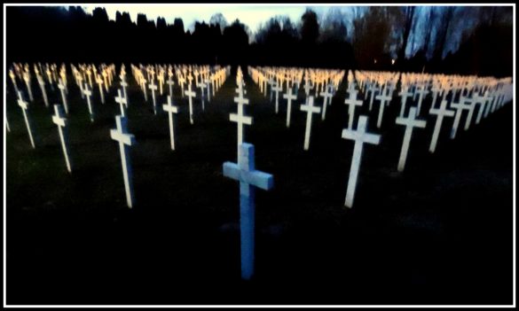 Az azonosítatlan áldozatok névtelen keresztjei a vukovári temetőben.